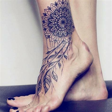 tatuaggio fiore piede|Tatuaggio piede donna: piccoli, mandala, sensuali 